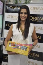 Sonam Kapoor at the launch of Spring Summer 2010 look Golden Girl in Mumbai on 14th March 2010 (26).JPG